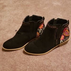 Final Price Black and Floral Booties